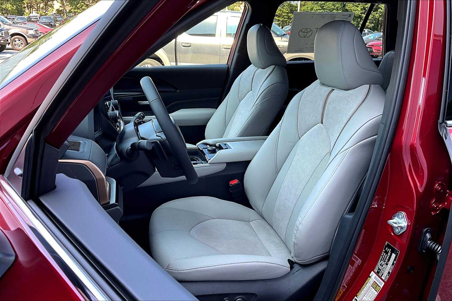 2025 Toyota Grand Highlander Hybrid MAX Platinum AWD photo 9