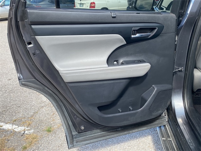 2021 Toyota Highlander XLE photo 12