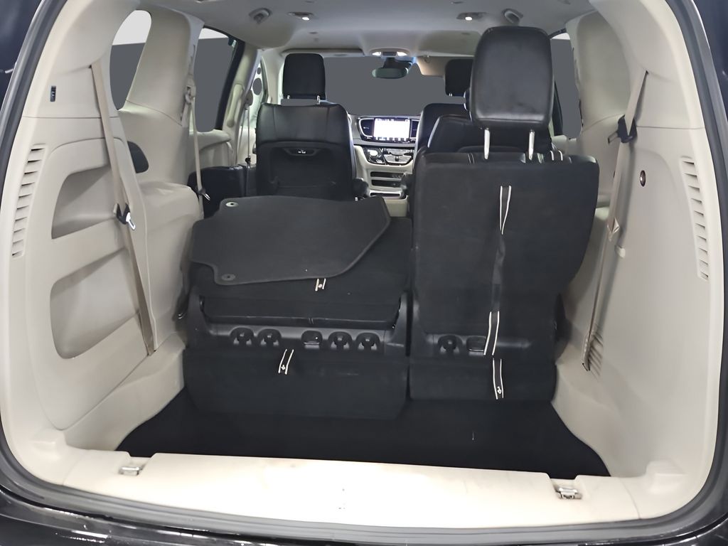 2022 Chrysler Pacifica Touring L photo 9