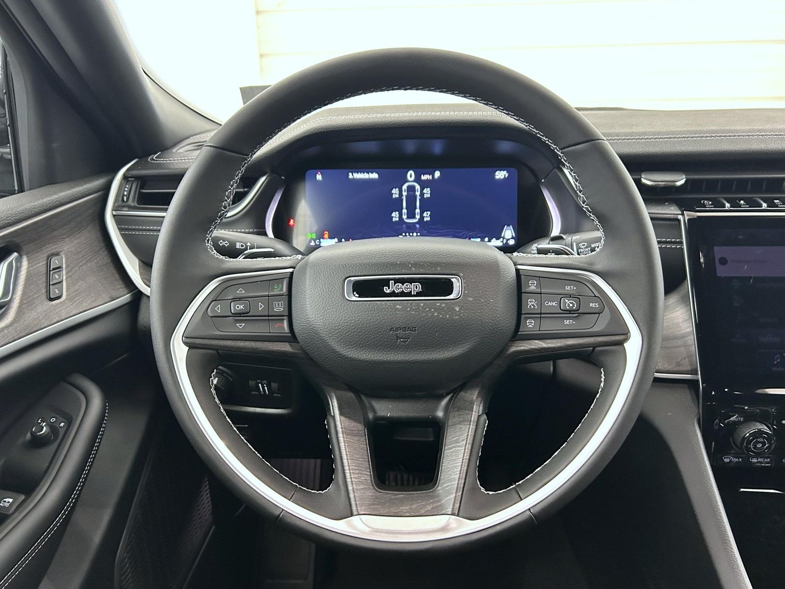 2025 Jeep Grand Cherokee Limited photo 8