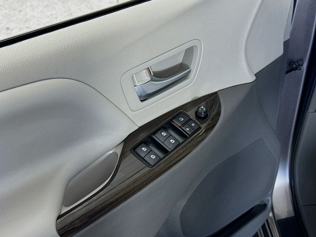 2018 Toyota Sienna XLE Premium photo 19