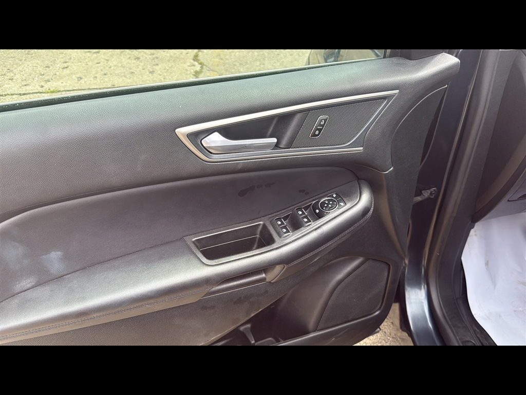 2023 Ford Edge SEL photo 5