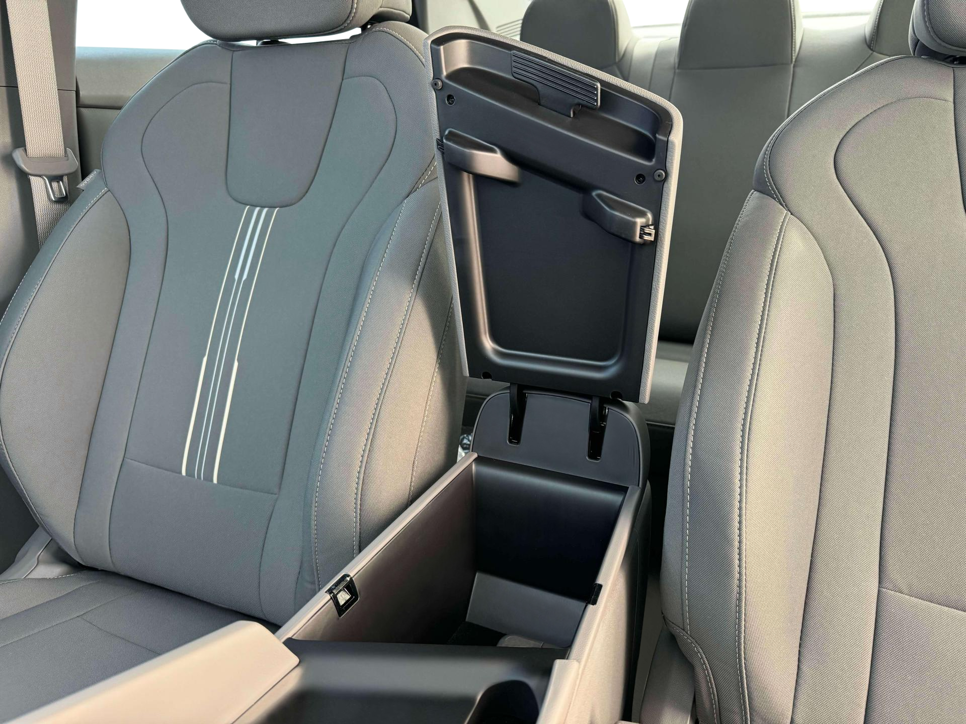 New 2025 White Hyundai SEL Sport image 18