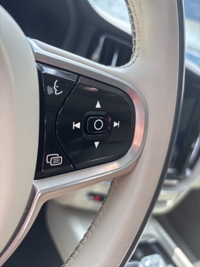 2022 Volvo XC60 B5 Inscription photo 33