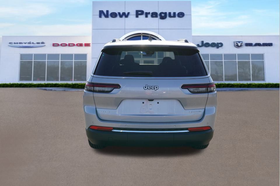 2025 Jeep Grand Cherokee Limited photo 2