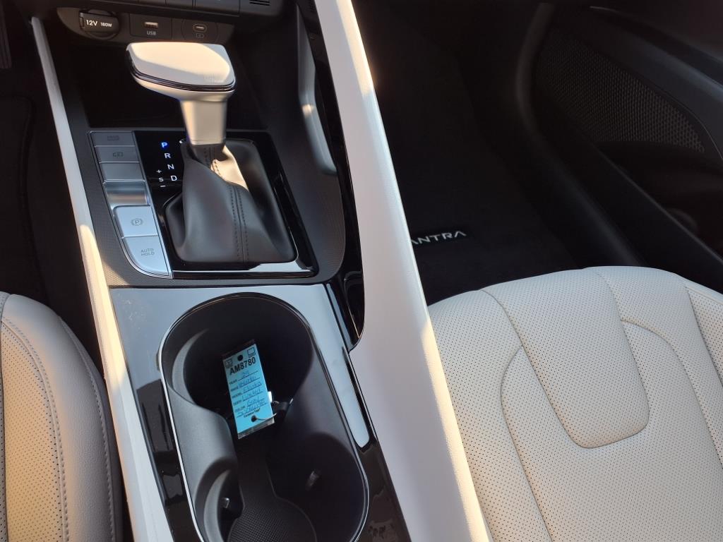 2025 Hyundai Elantra Limited photo 10