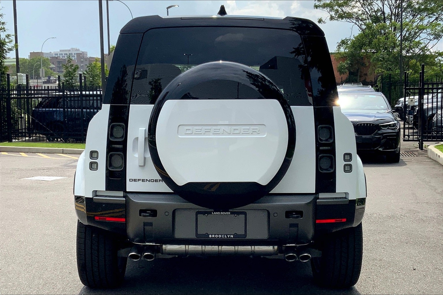 2025 Land Rover Defender 110 V8 photo 4
