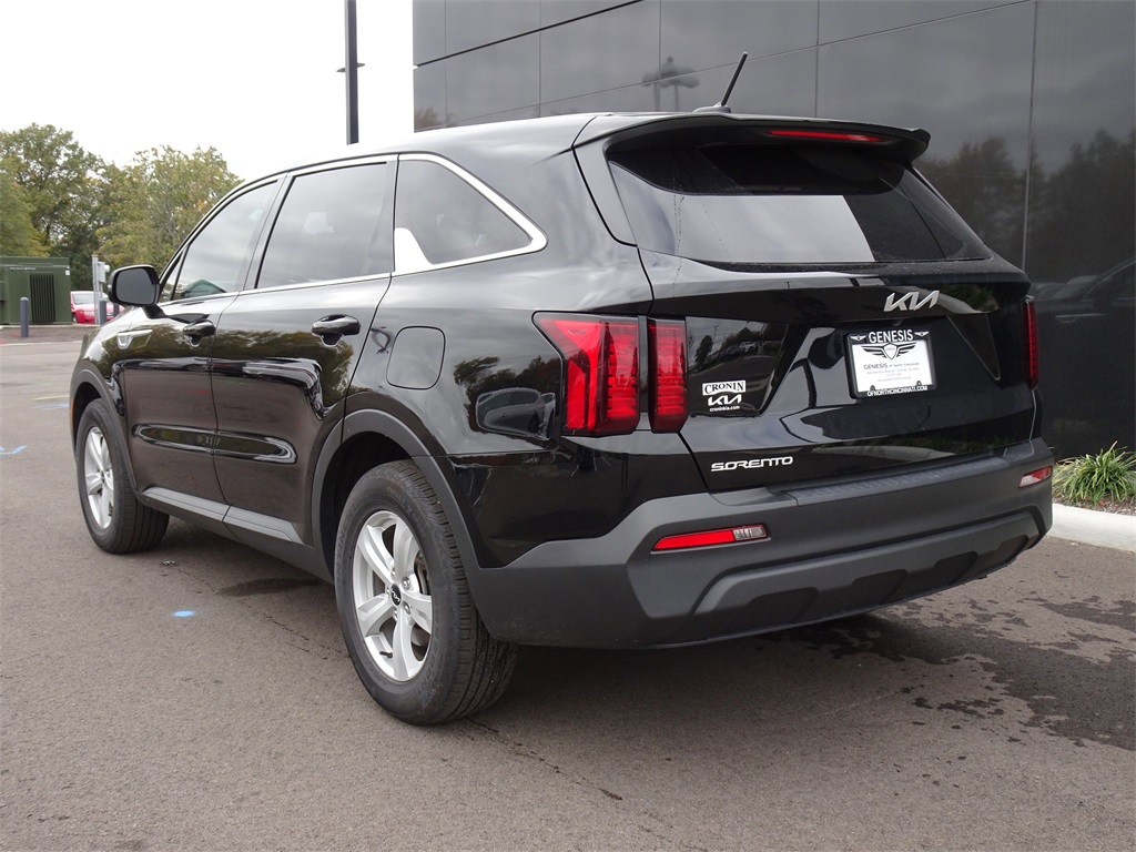 2023 Kia Sorento LX photo 3