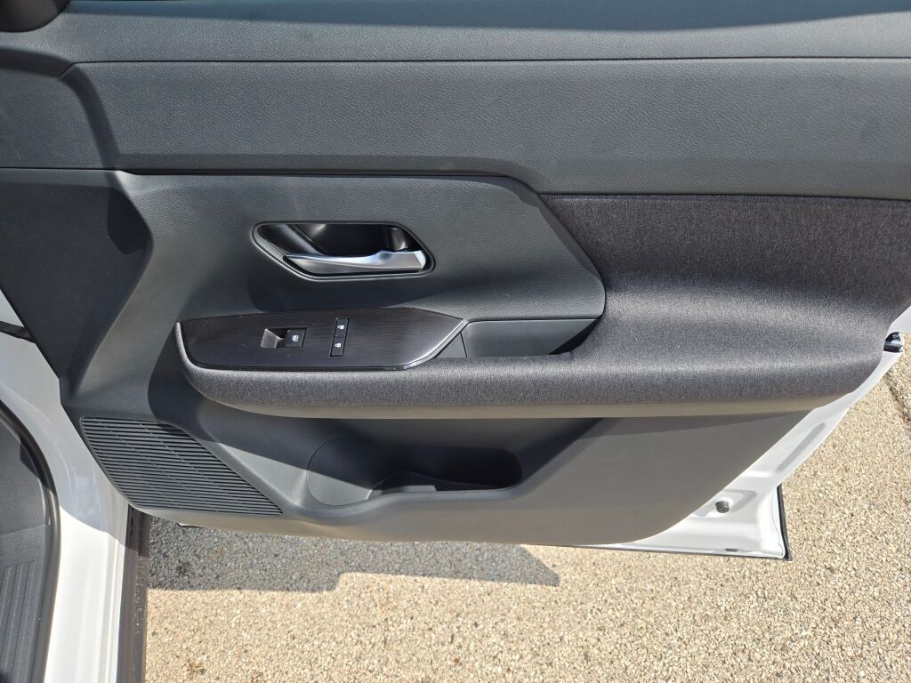 2025 Nissan Kicks SV photo 3