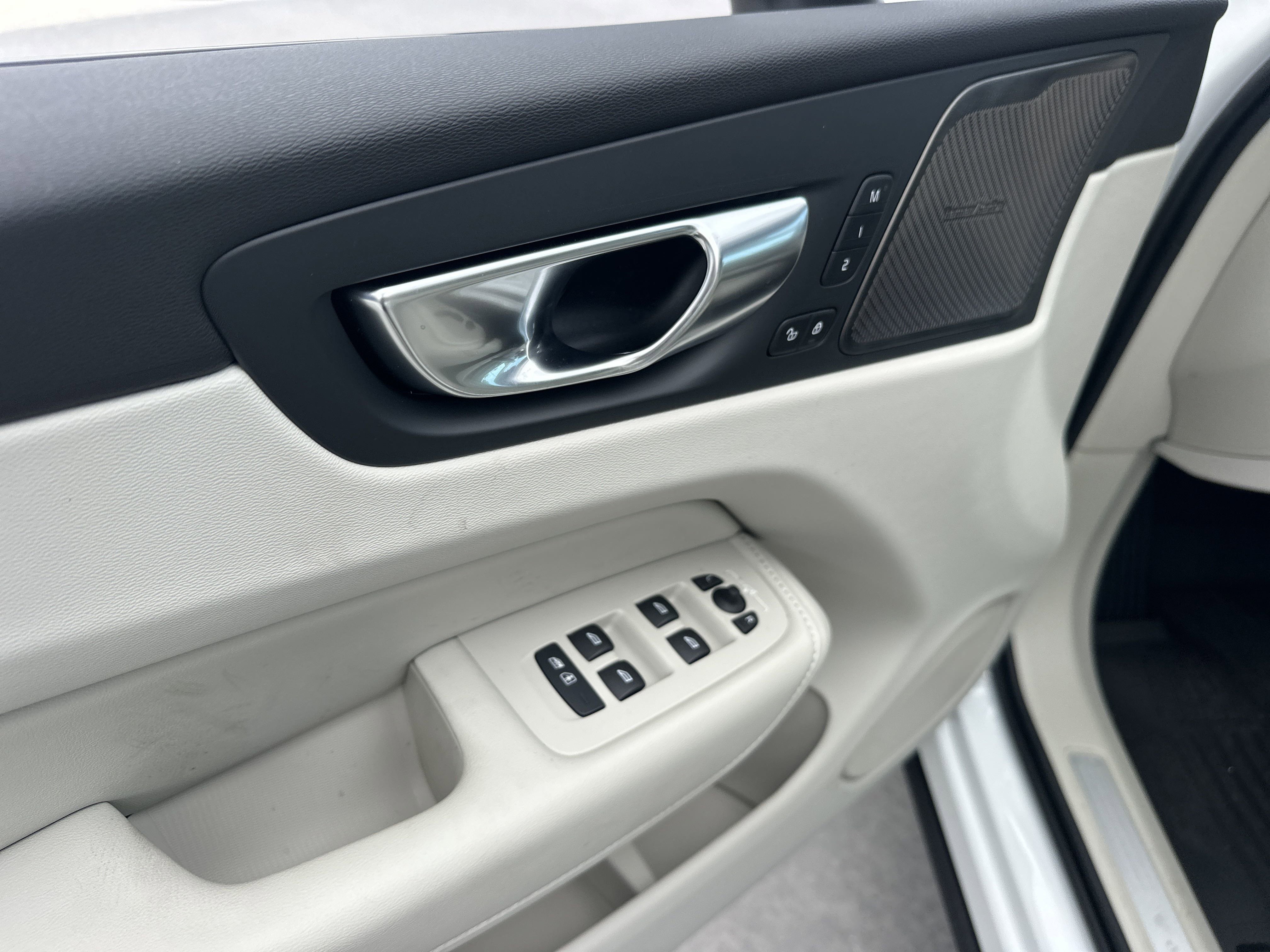 2026 Volvo XC60 B5 photo 13