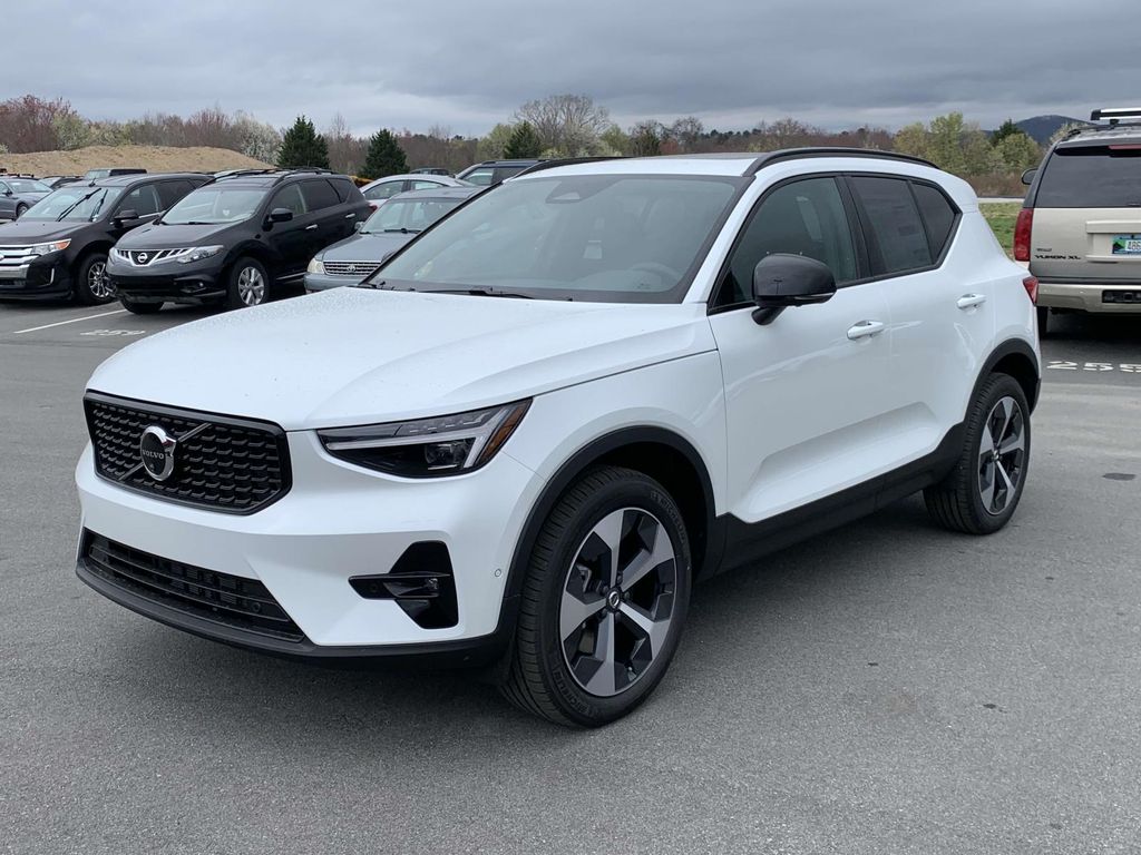 2025 Volvo XC40 AWD Plus photo 14