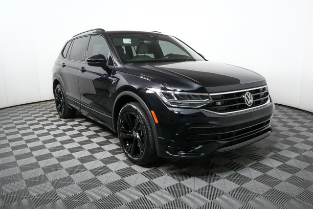2023 Volkswagen Tiguan SE R-LINE BLACK's photo
