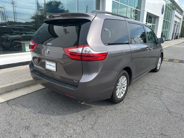 2016 Toyota Sienna XLE photo 6