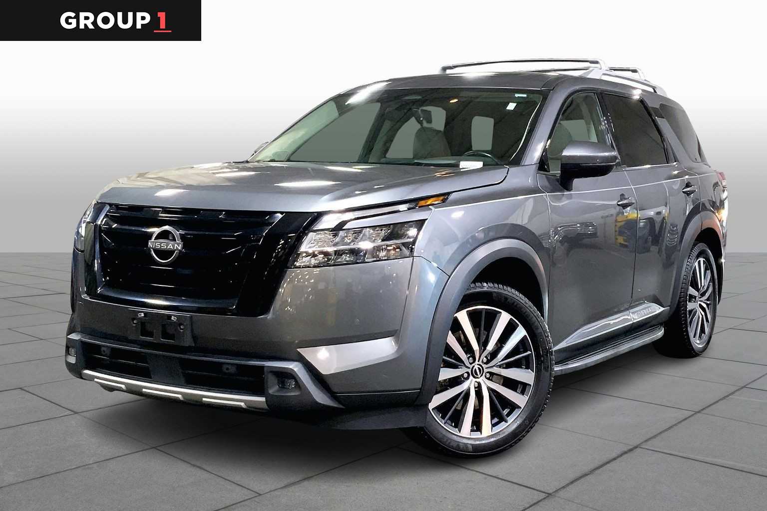 2022 Nissan Pathfinder Platinum's photo