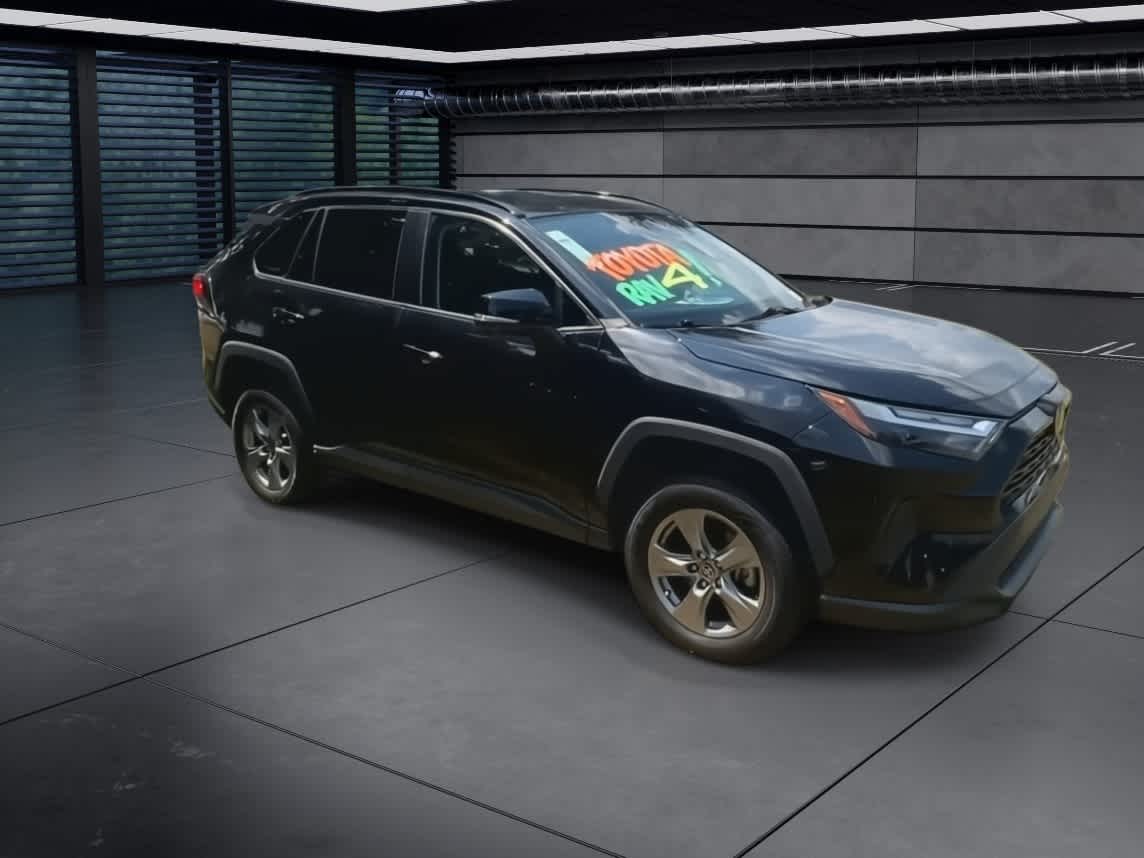 2022 Toyota RAV4 XLE photo 2