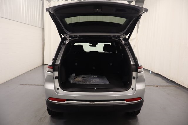 2025 Jeep Grand Cherokee Laredo photo 17