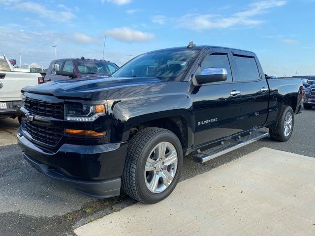 2018 Chevrolet Silverado 1500 Custom photo 2