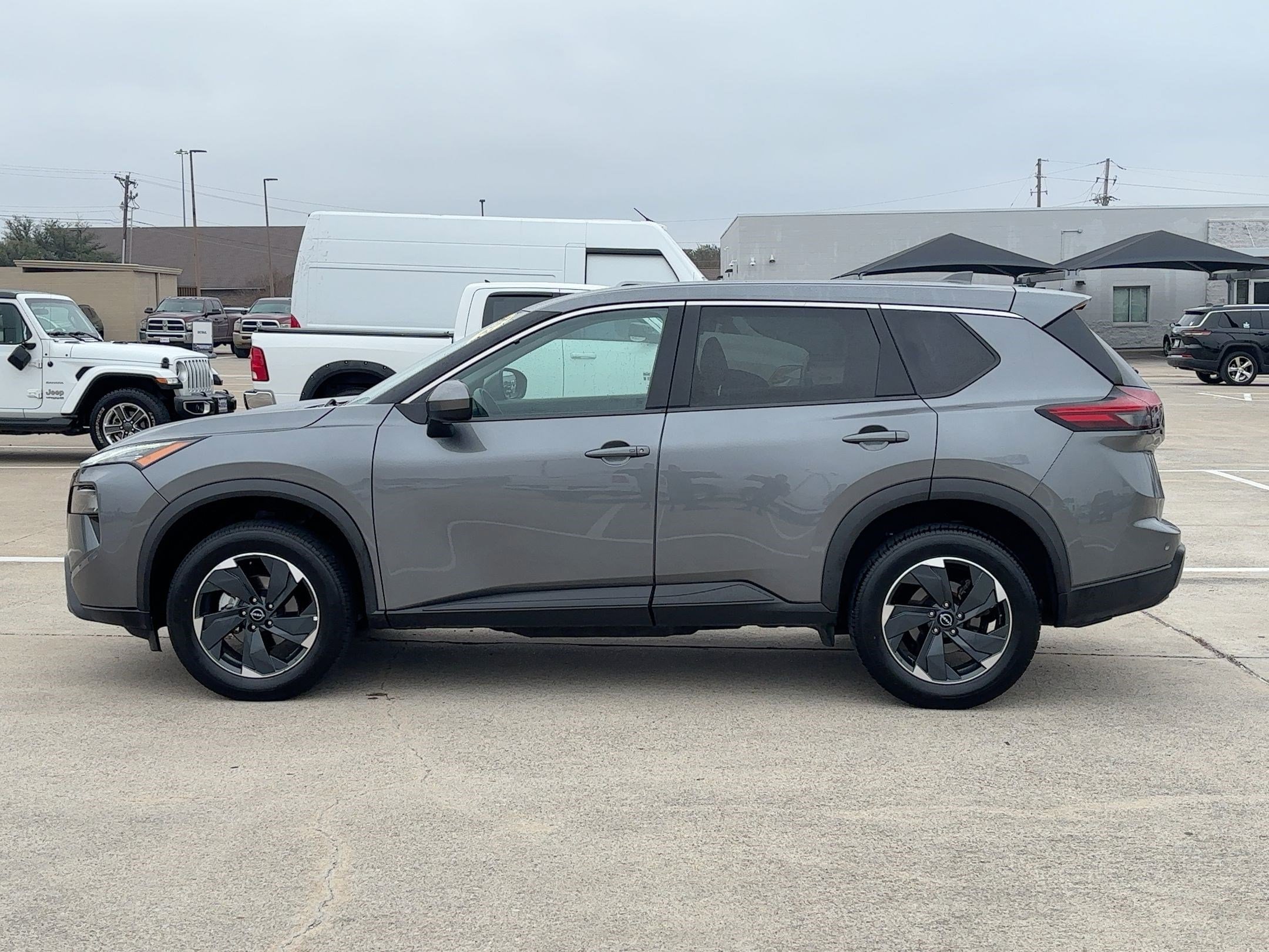 2024 Nissan Rogue SV's photo