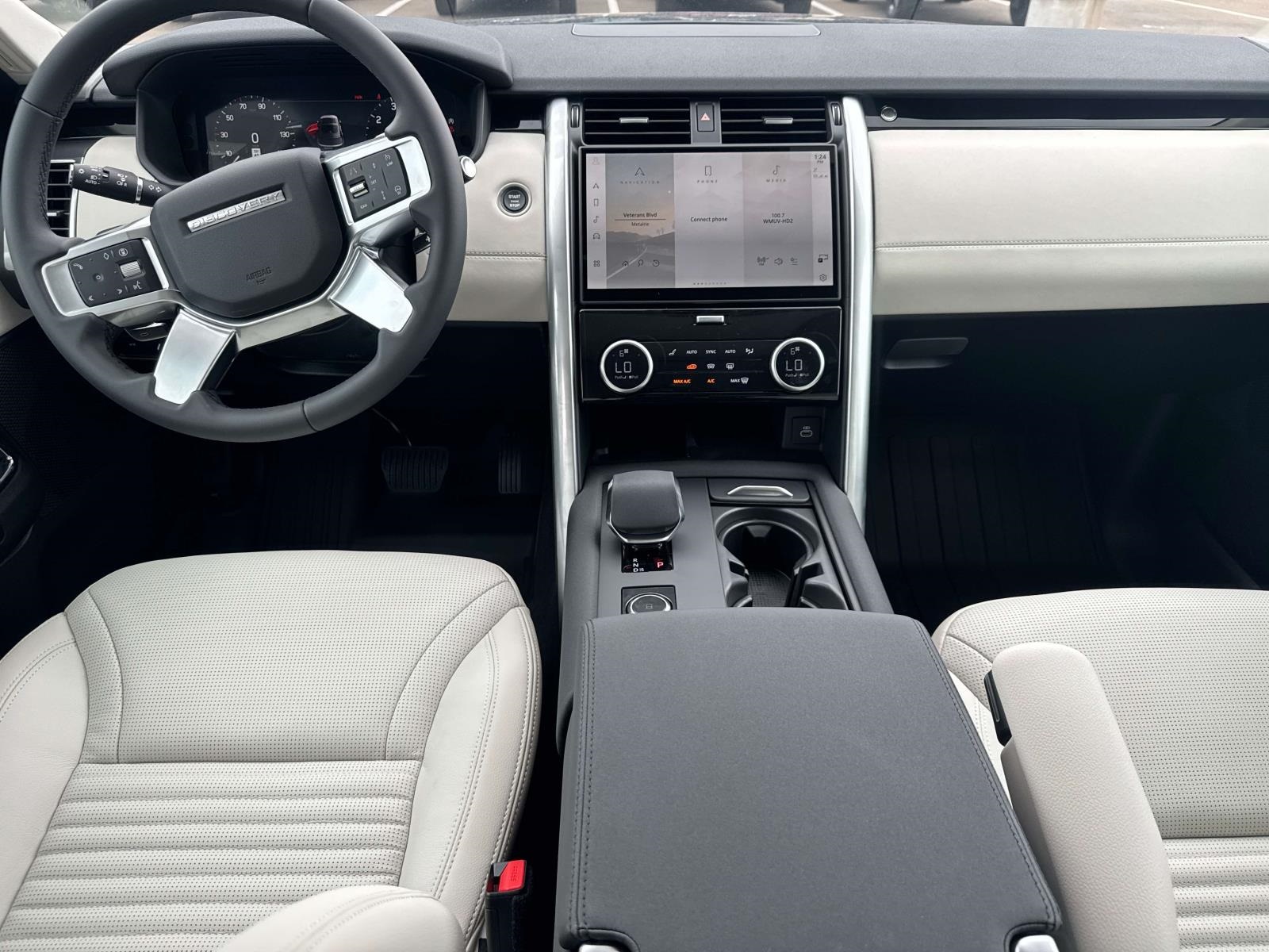 2025 Land Rover Discovery S photo 9