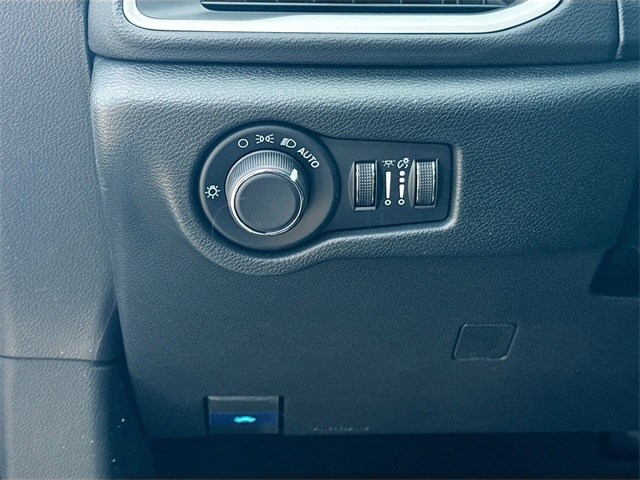 2025 Chrysler Voyager LX photo 9