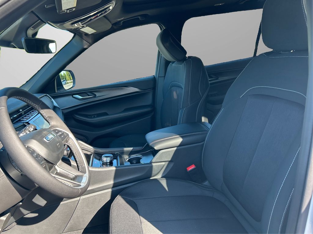 2025 Jeep Grand Cherokee Laredo X photo 9