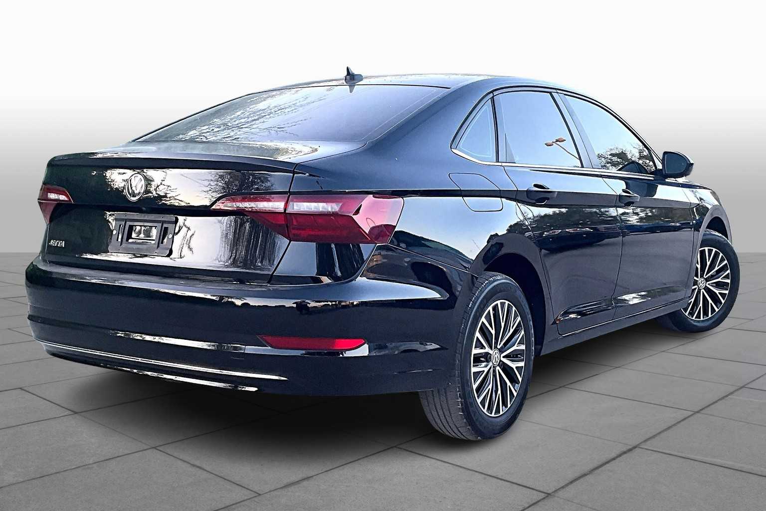 2021 Volkswagen Jetta SE R-Line photo 4