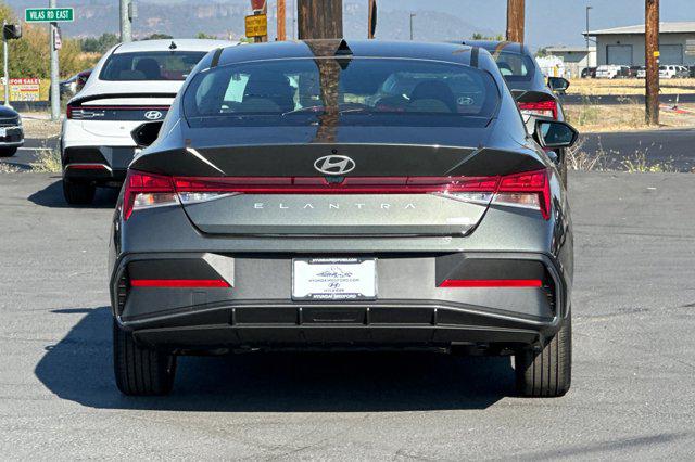 2025 Hyundai Elantra Blue SEL Sport photo 5
