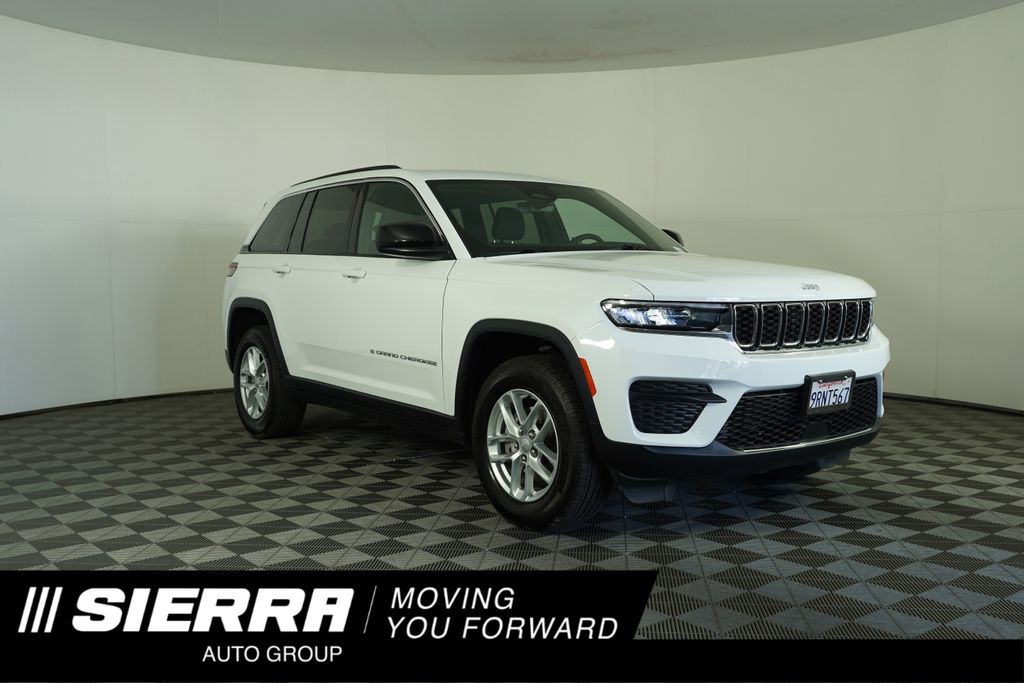 Used 2025 White Jeep Laredo image 1