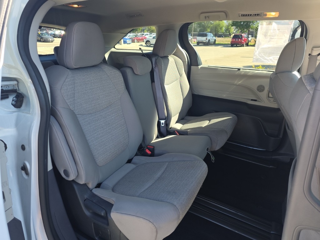 2023 Toyota Sienna LE photo 17