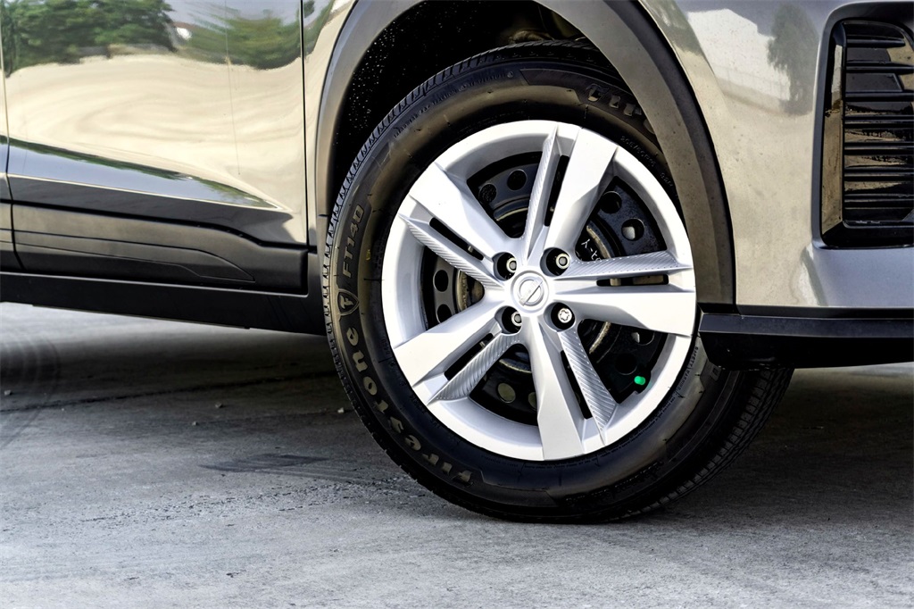 2025 Nissan Kicks Play S photo 2