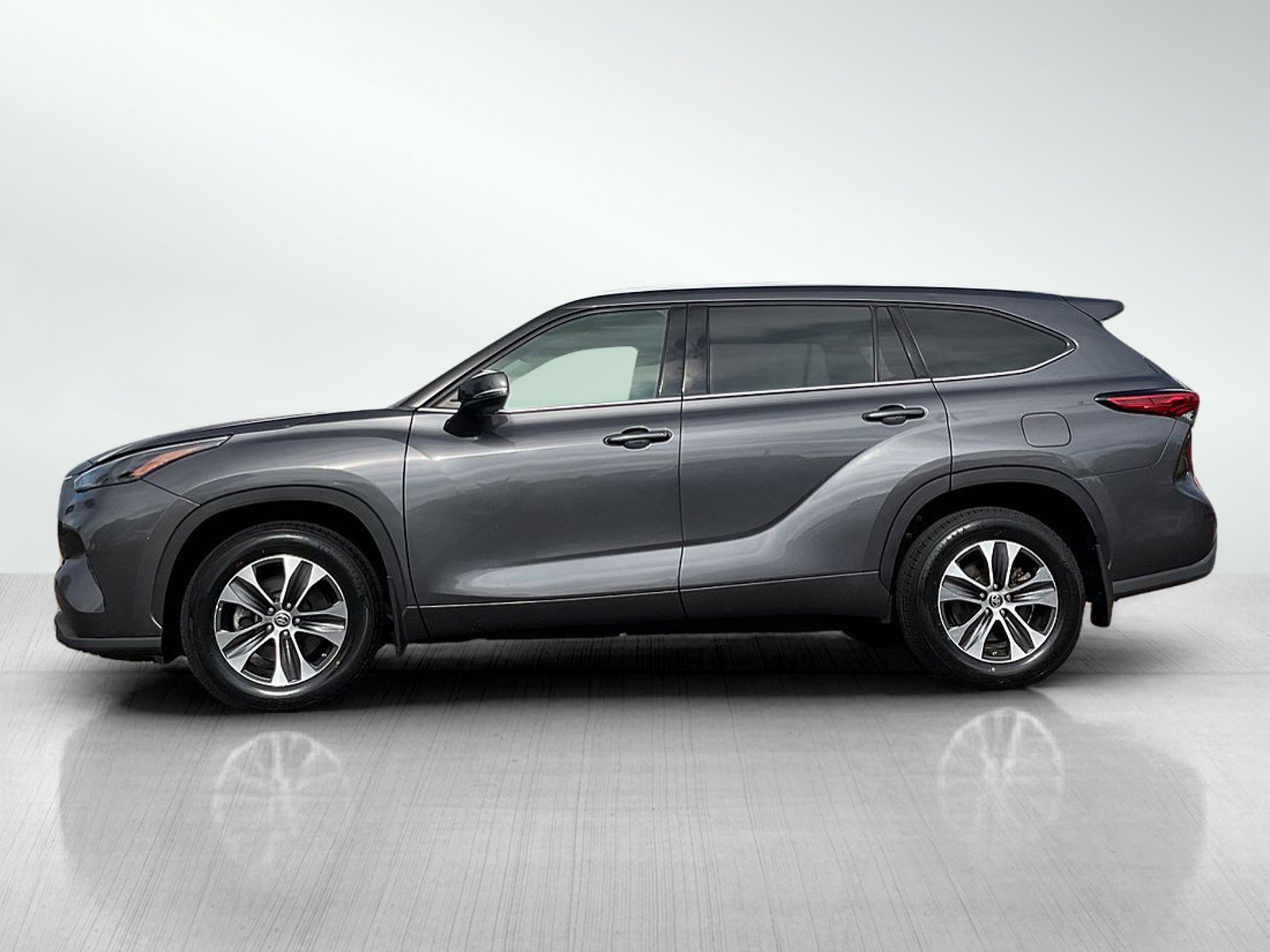 Used 2022 Toyota Highlander XLE with VIN 5TDGZRBH8NS194034 for sale in Brainerd, Minnesota