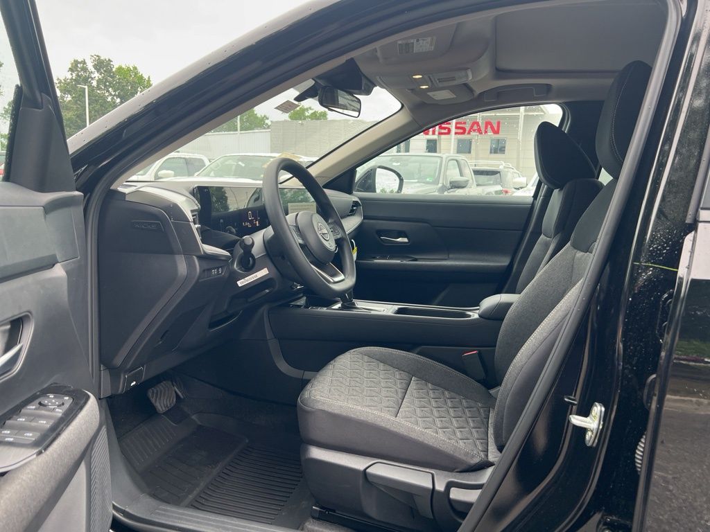2025 Nissan Kicks SV photo 9