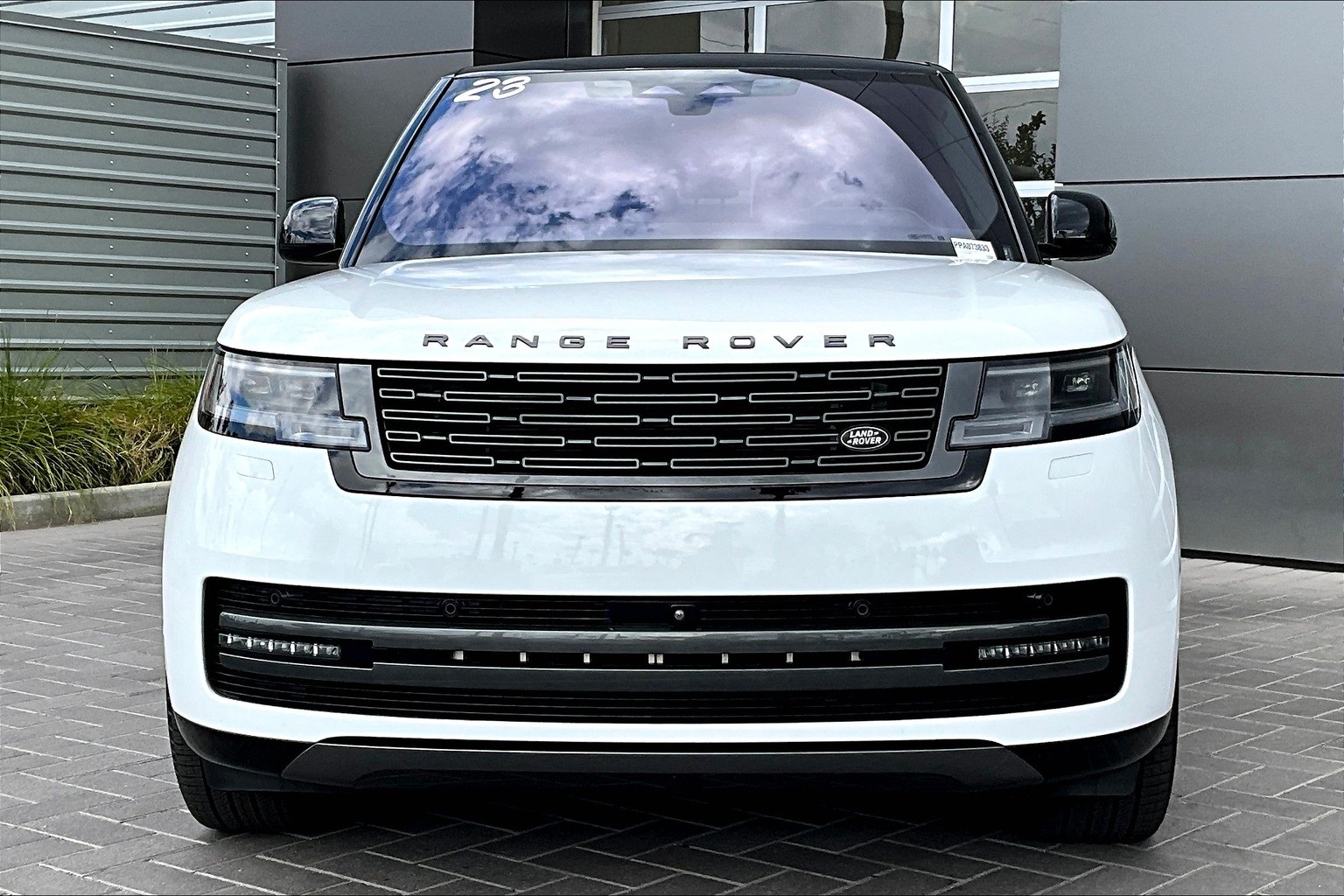 2023 Land Rover Range Rover SE photo 2