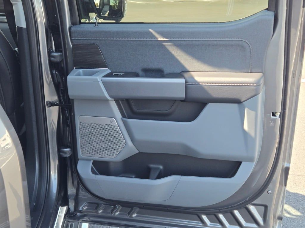 2025 Ford F-150 Lariat photo 8