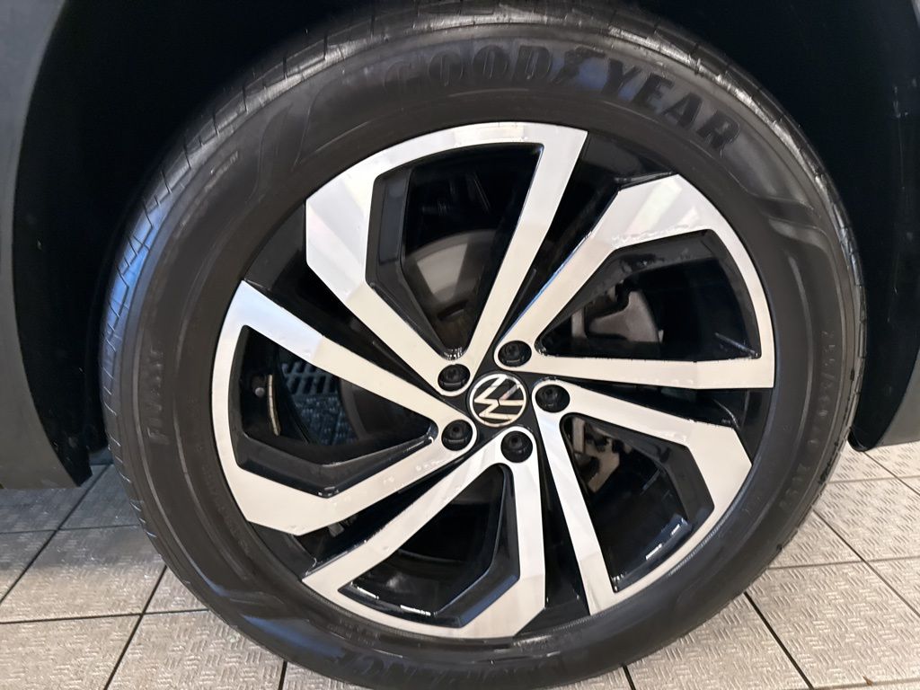 2023 Volkswagen Atlas SEL photo 3