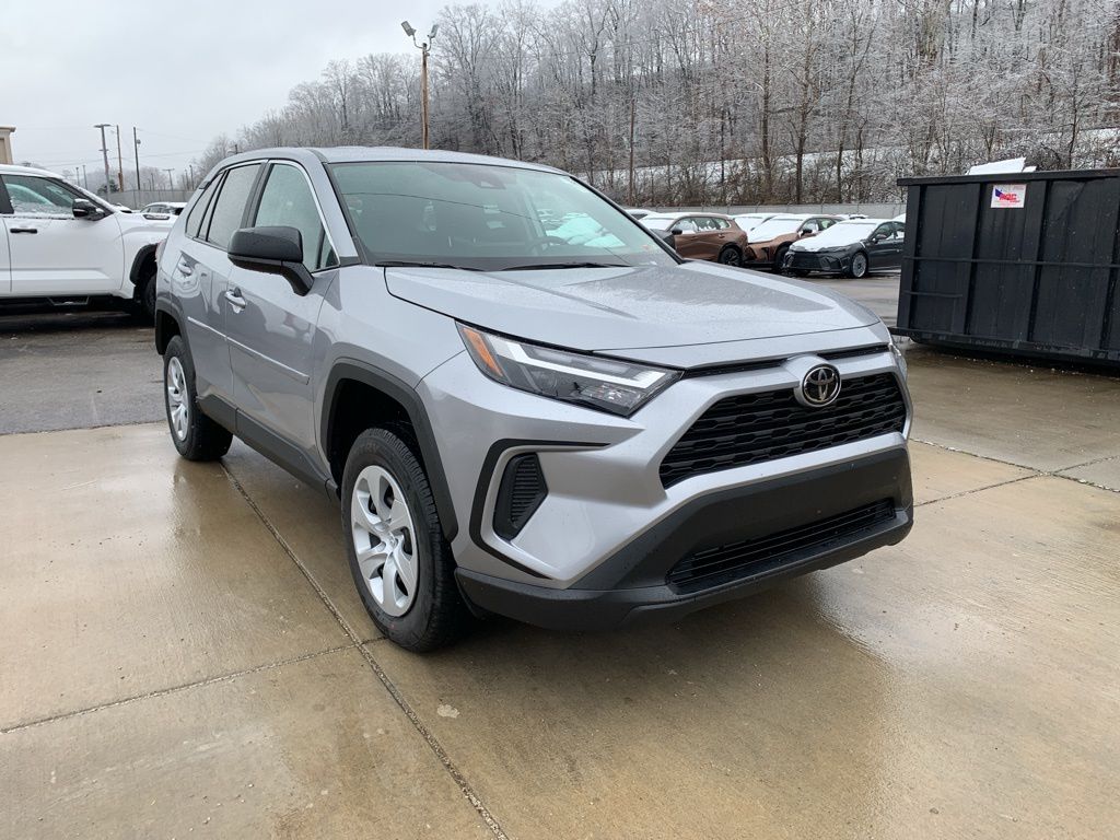 2025 Toyota RAV4 LE's photo