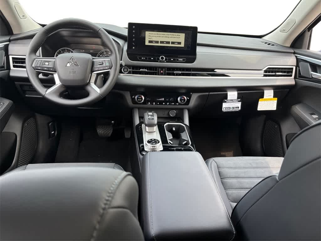 2025 Mitsubishi Outlander SE photo 4