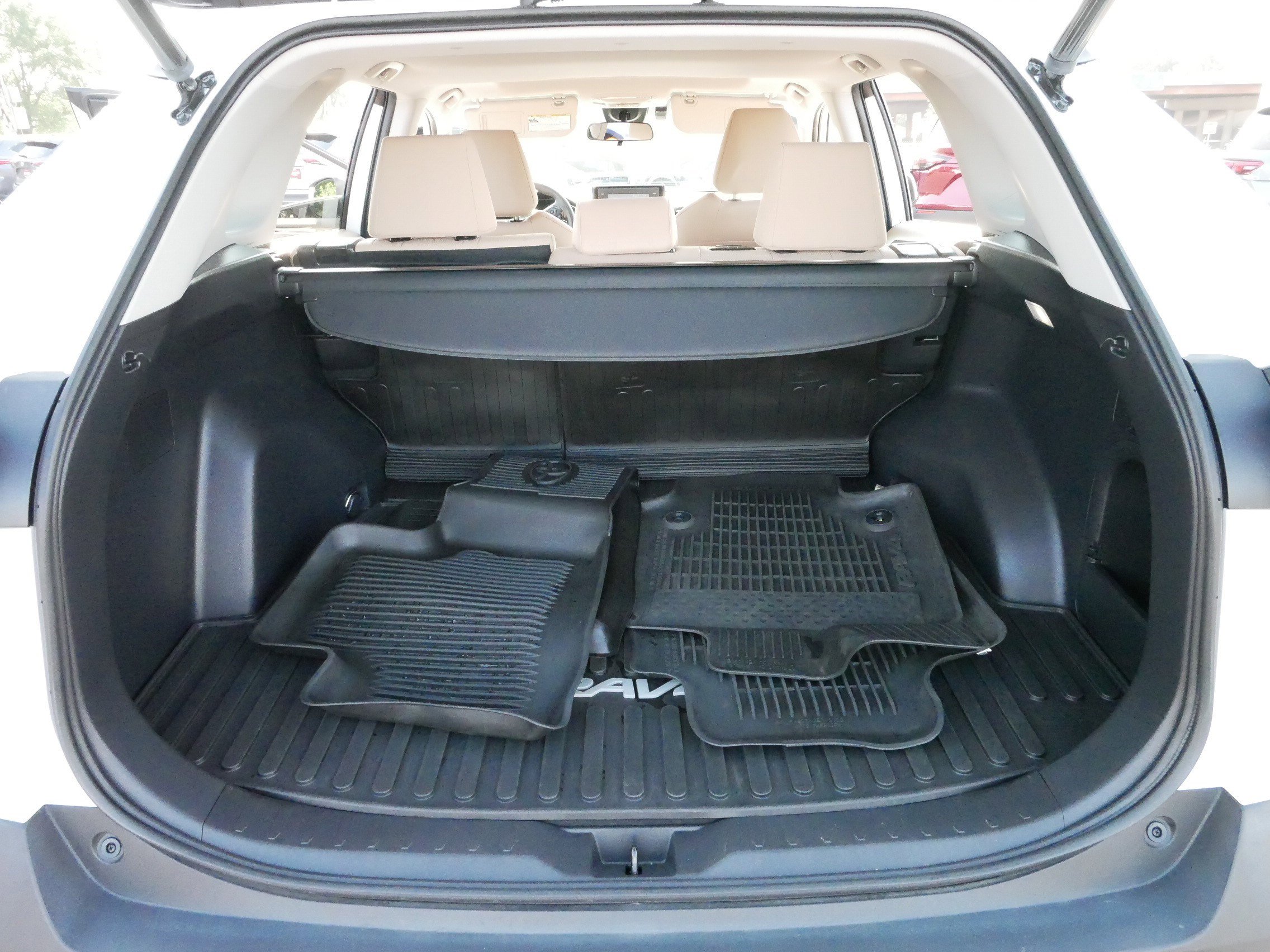 2022 Toyota RAV4 Hybrid XLE photo 16