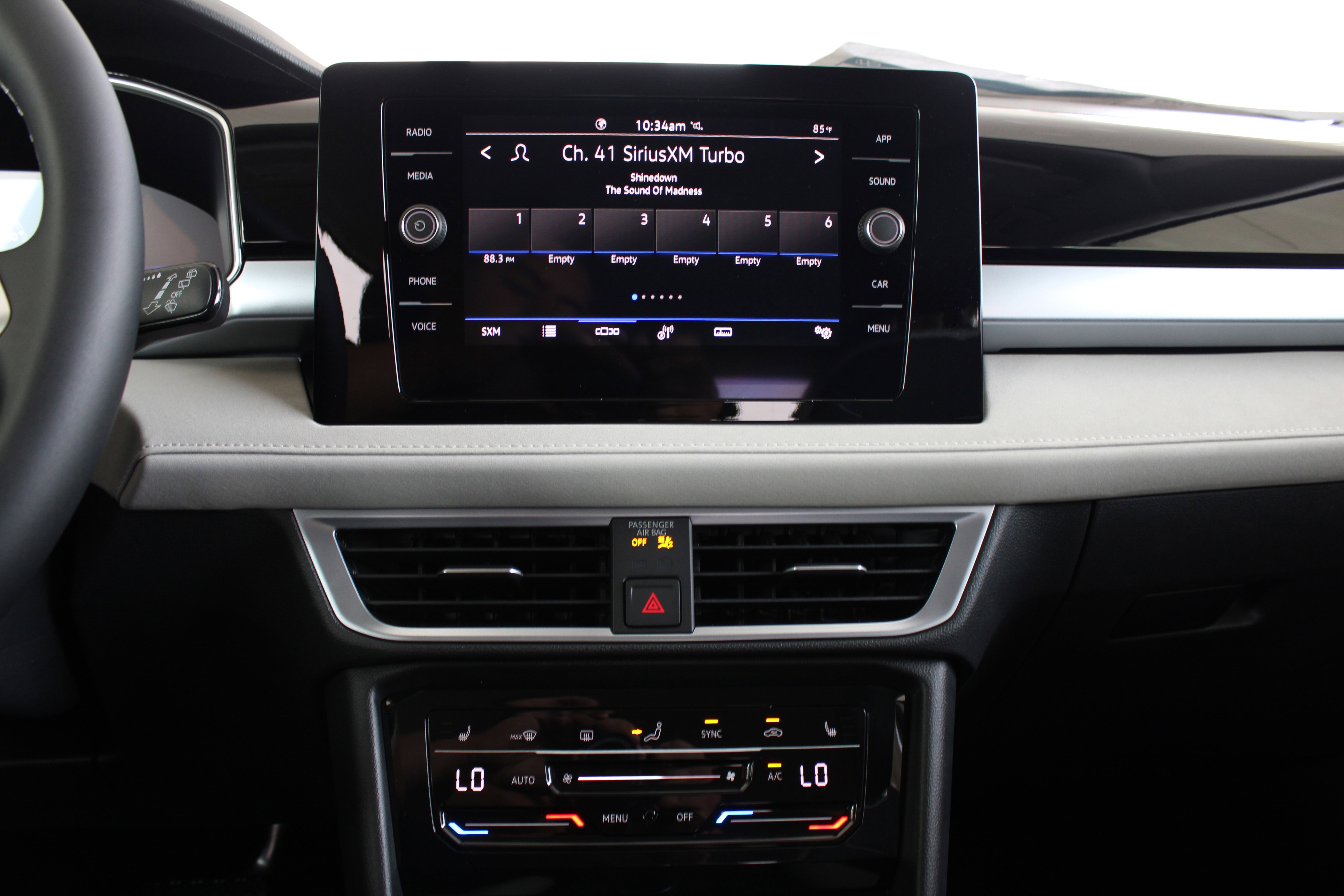 2025 Volkswagen Taos SE photo 3