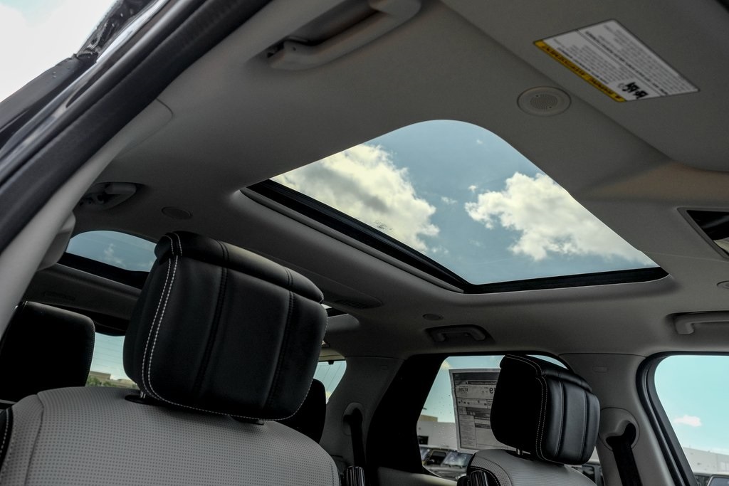 2025 Land Rover Discovery Metropolitan Edition photo 20