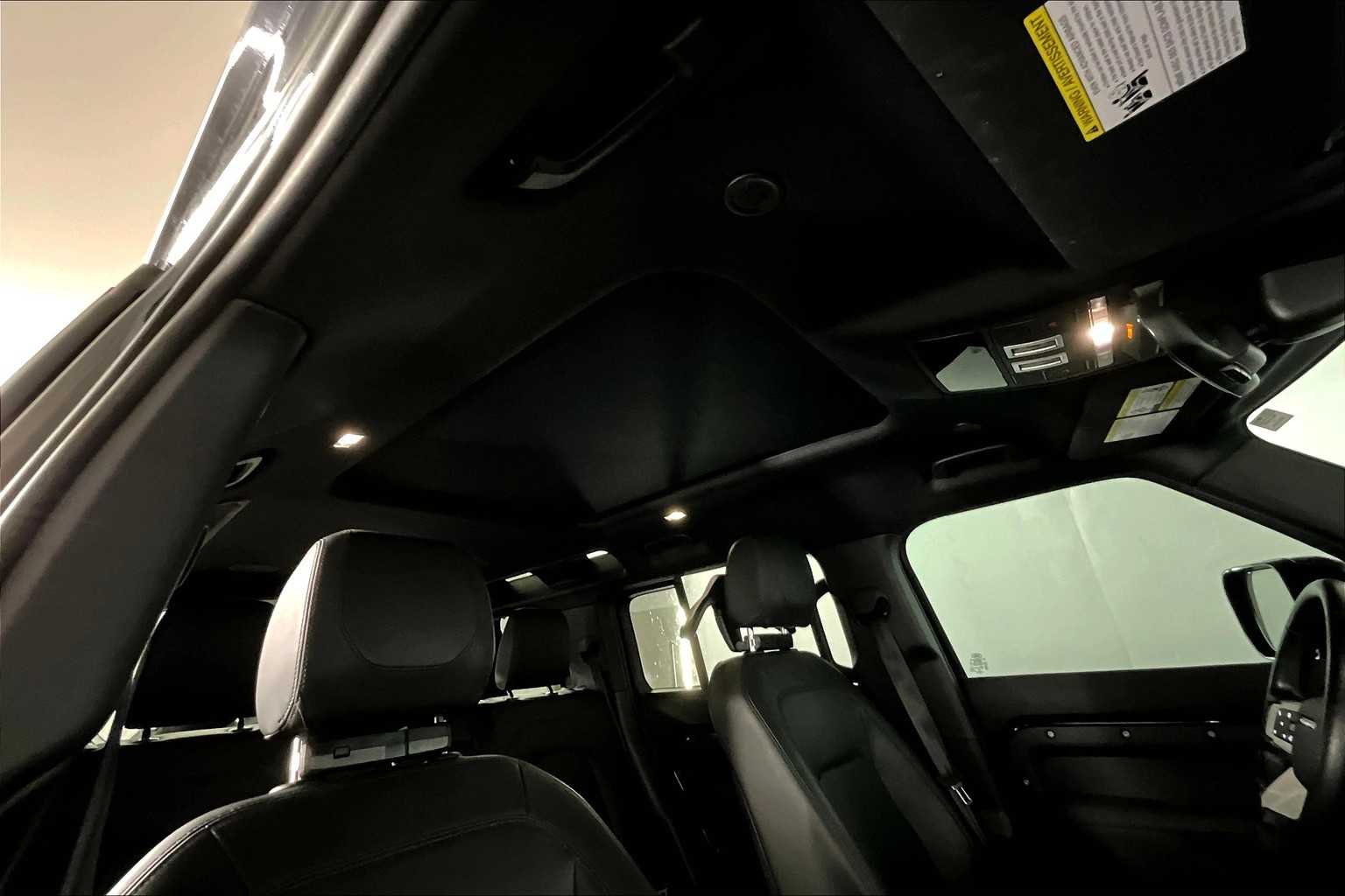 2023 Land Rover Defender SE photo 13