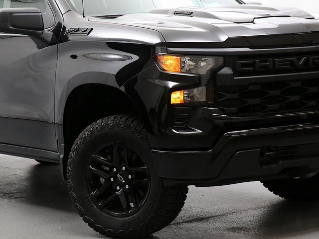 2025 Chevrolet Silverado 1500 Custom Trail Boss photo 3