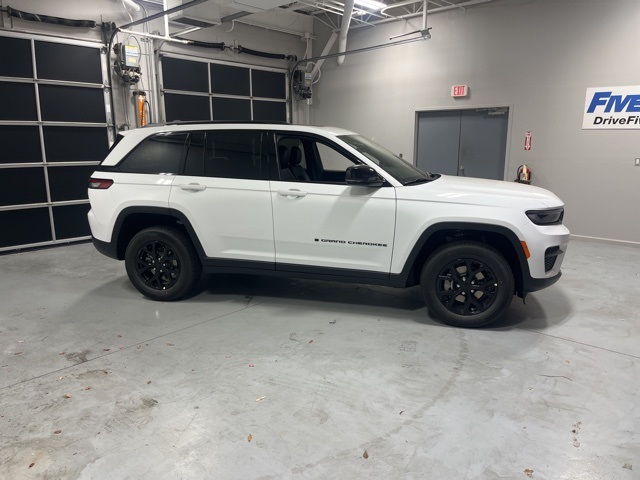 2025 Jeep Grand Cherokee Altitude's photo