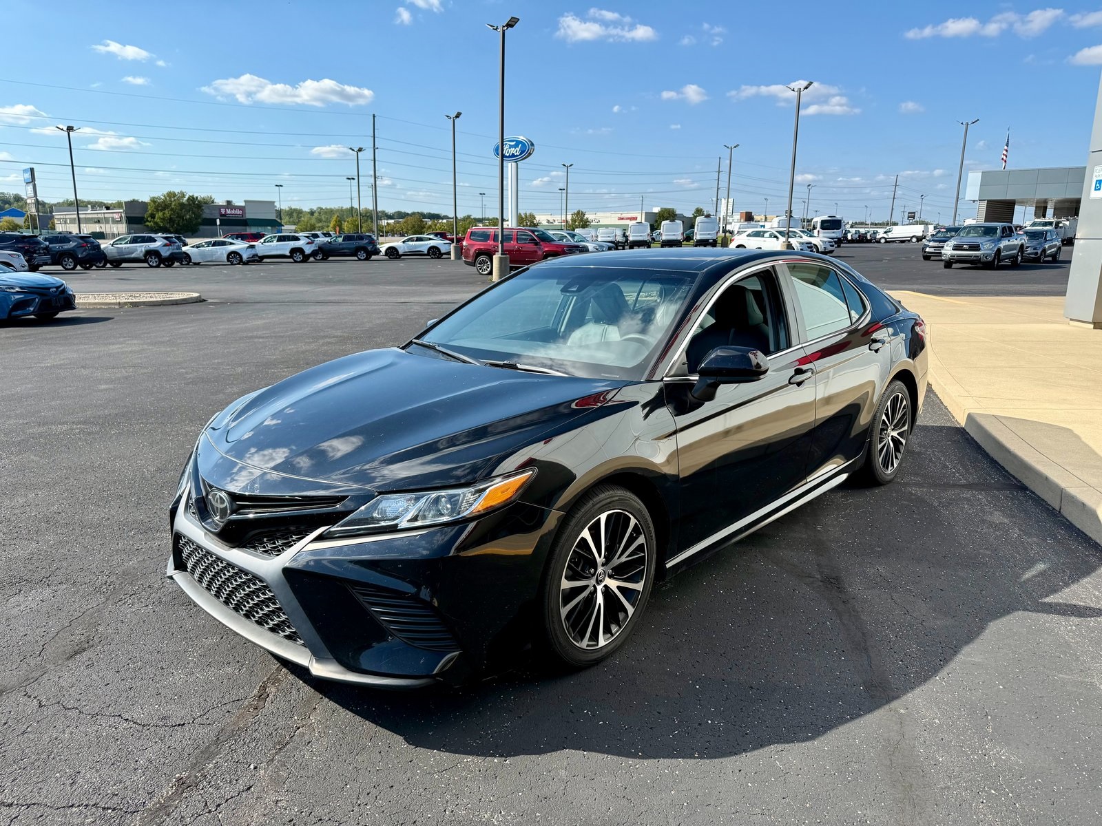 2020 Toyota Camry SE photo 2