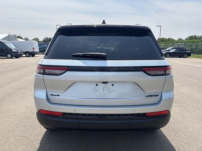 2025 Jeep Grand Cherokee Limited photo 3