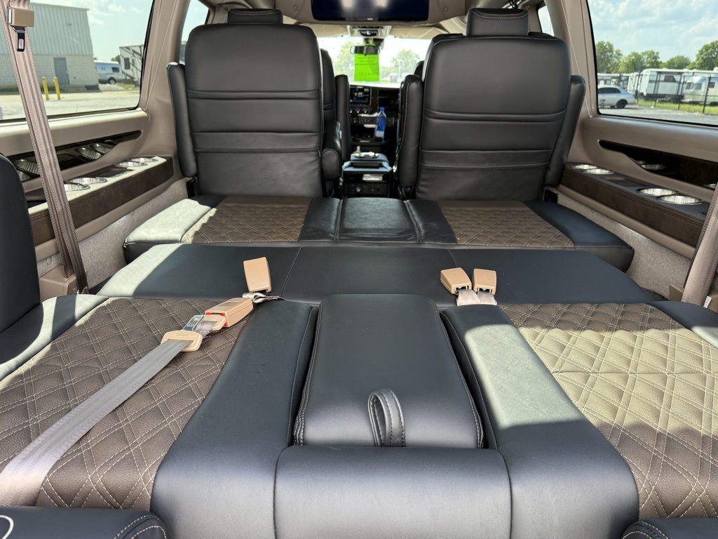 2025 Gmc Savana photo 4