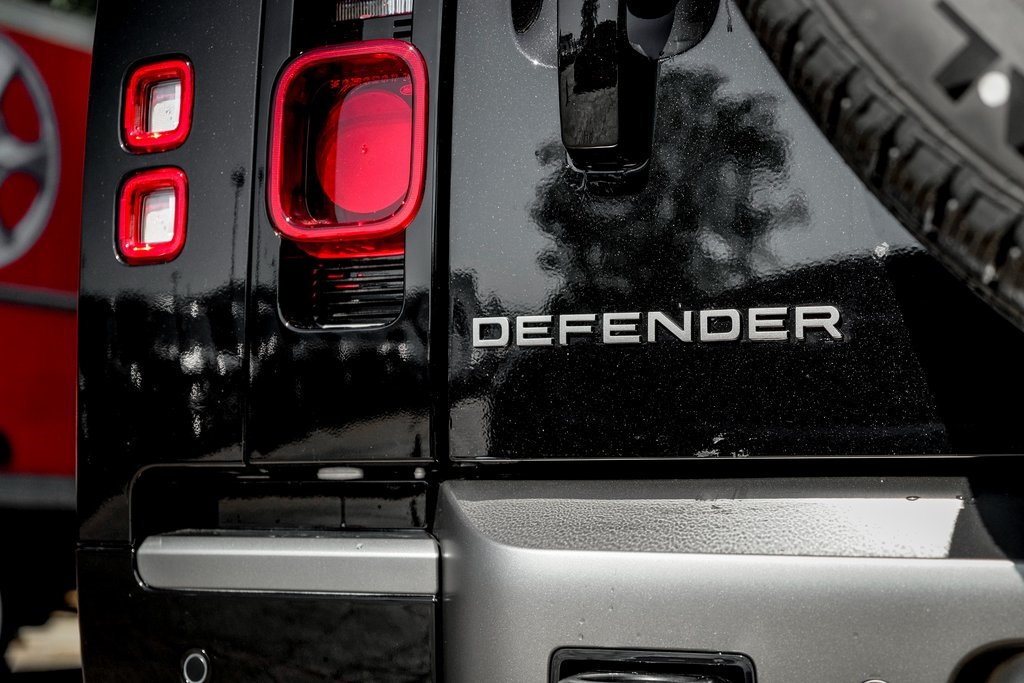 2025 Land Rover Defender 90 X-Dynamic SE photo 8