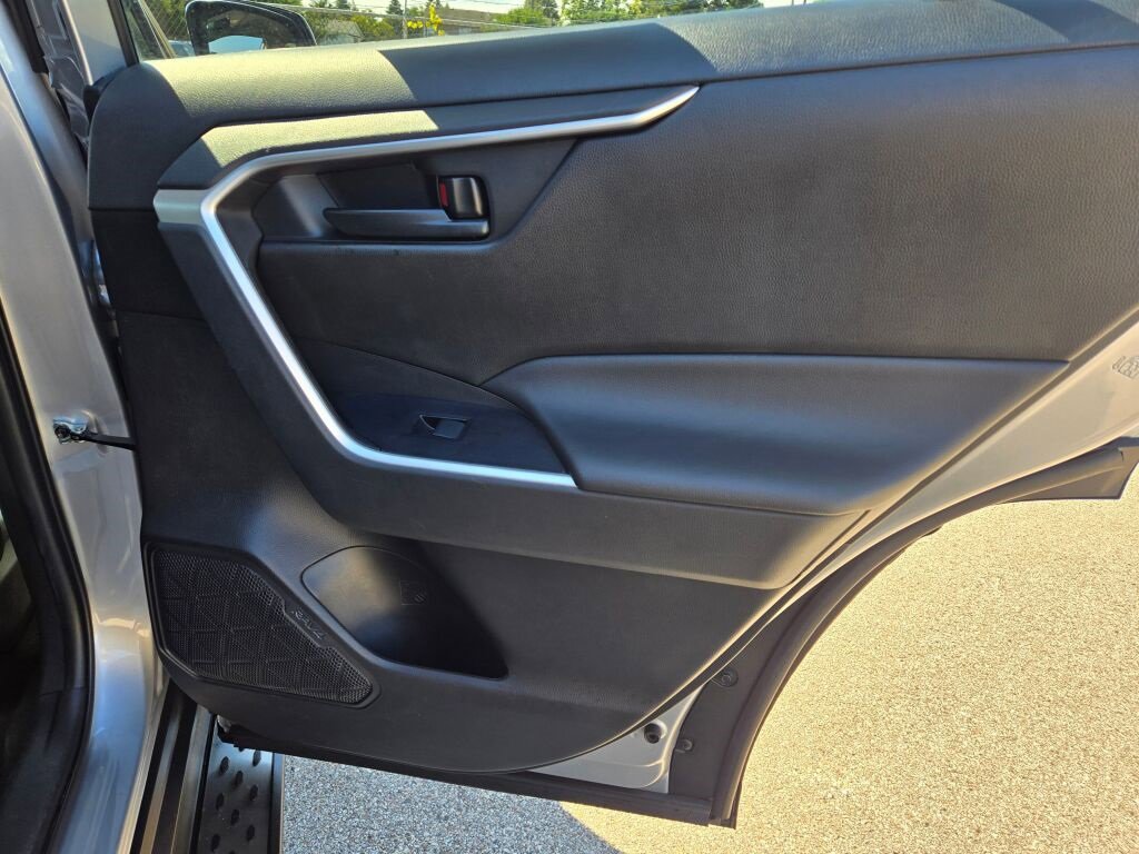 2022 Toyota RAV4 LE photo 5