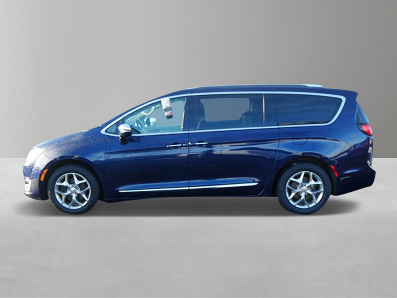 Used 2018 Chrysler Pacifica Limited with VIN 2C4RC1GG5JR141189 for sale in White Bear Lake, MN