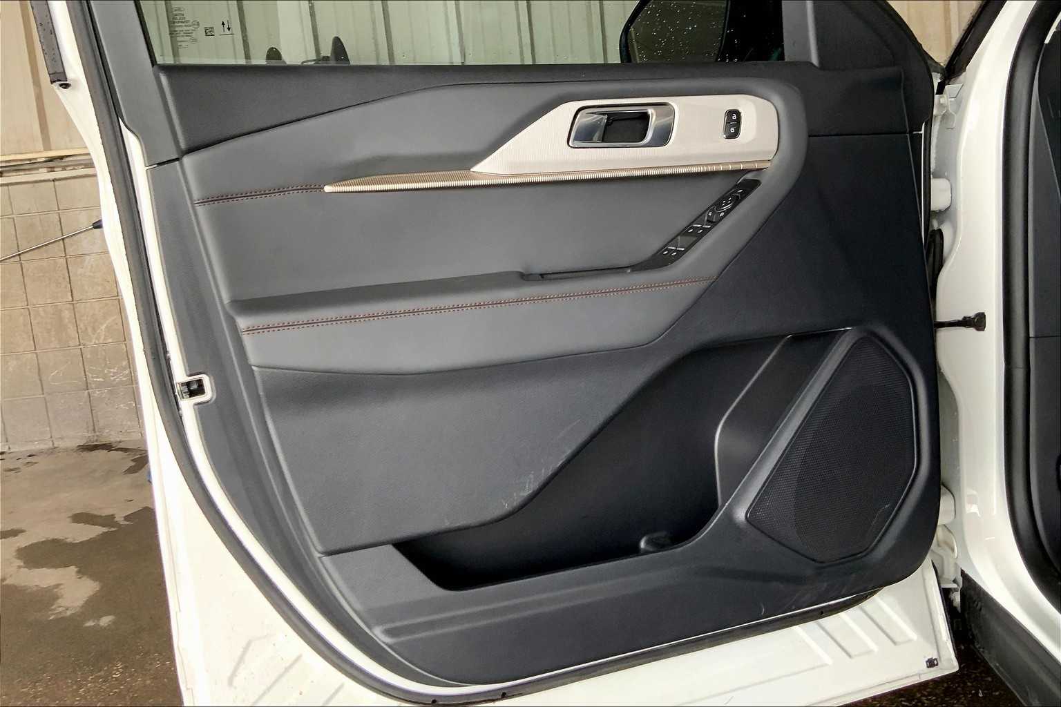 2025 Ford Explorer photo 18